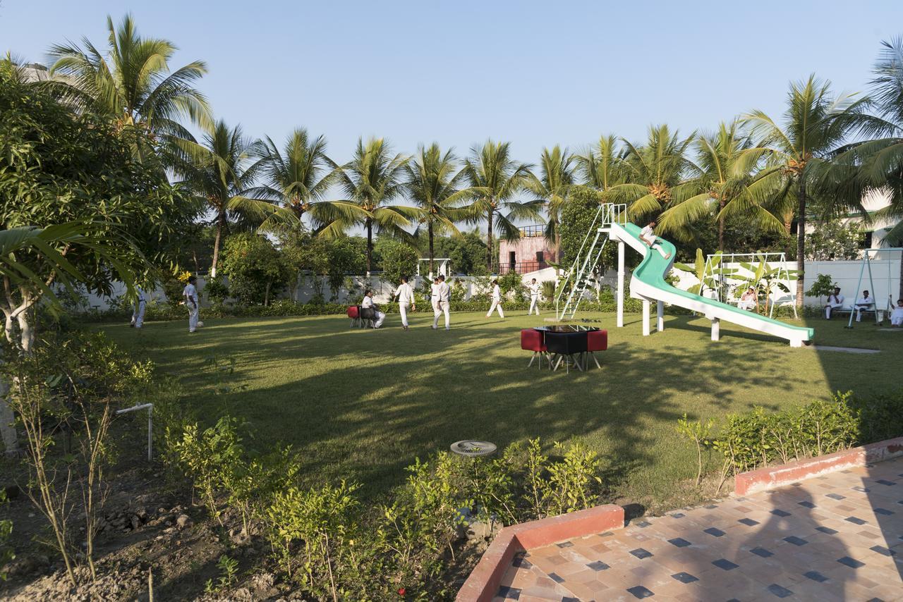 Rajhans Hotel & Resort Phalta Quarto foto