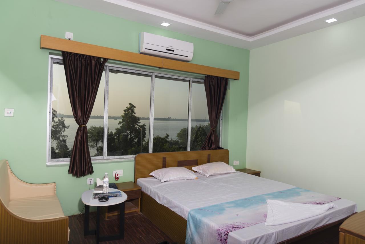 Rajhans Hotel & Resort Phalta Quarto foto