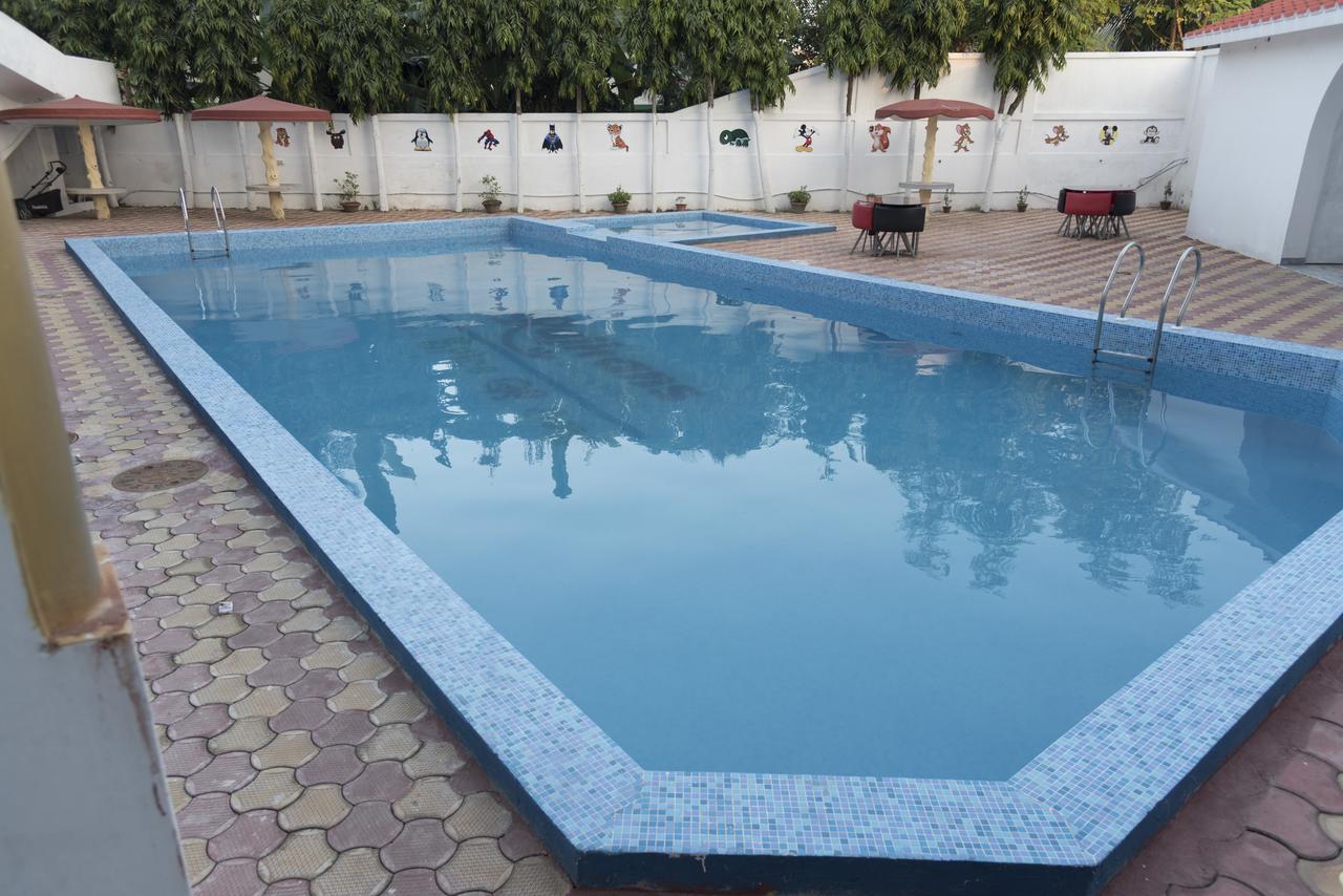 Rajhans Hotel & Resort Phalta Quarto foto